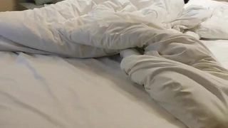 两个男人和一个少女进行热辣的群交