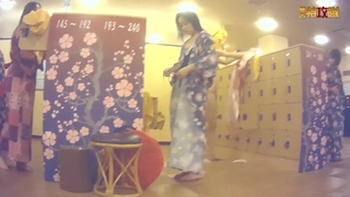 看一个新的金发少女在POV中被自然的乳房和阴道操